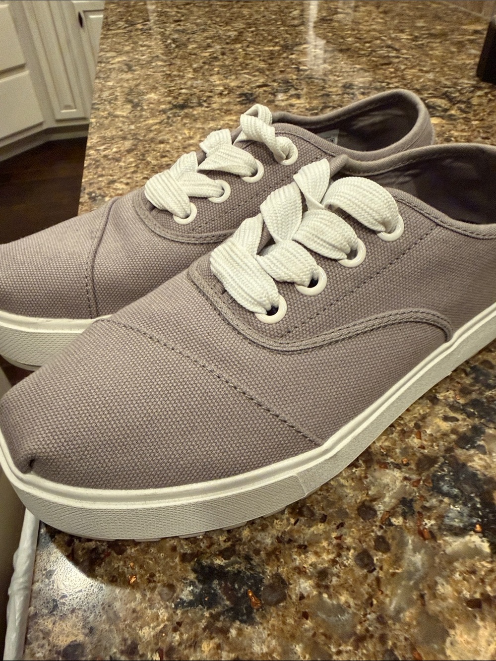 Toms WoMen's Gray Canvas Low-Top Sneakers with White Laces 7.5